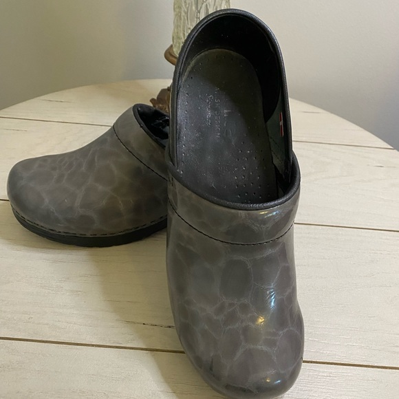 Sanita brand clogs in gray croc pattern size 38(6/2-7) - Picture 9 of 15